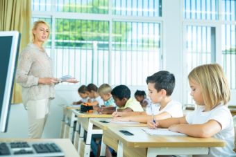 Colegios públicos en Colombia incluirán un nuevo idioma desde 2026