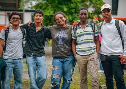 Jóvenes afrodescendientes estudiantes