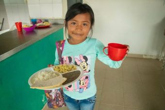 PAE alcanza 82 % de cobertura en 2025: 5,6 millones de estudiantes reciben alimentación escolar, la cifra más alta reportada por la UApA