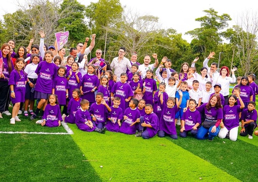 Niños y ministro de educación Daniel Rojas Medellín en nuevo colegio entregado en Tibú