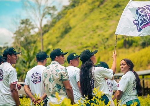 Jóvenes estudiantes con bandera