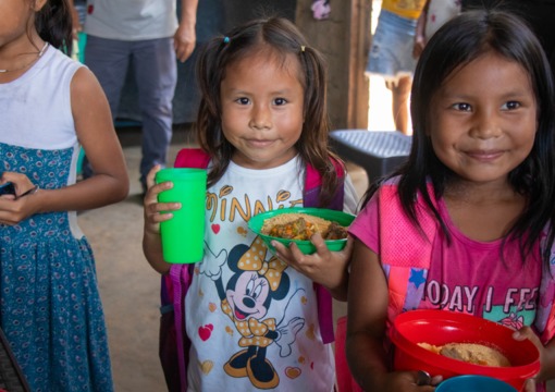 Niñas recibiendo el PAE