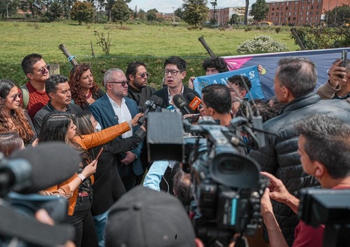 Ministro de Educación Daniel Rojas Medellín, con medios de comunicación