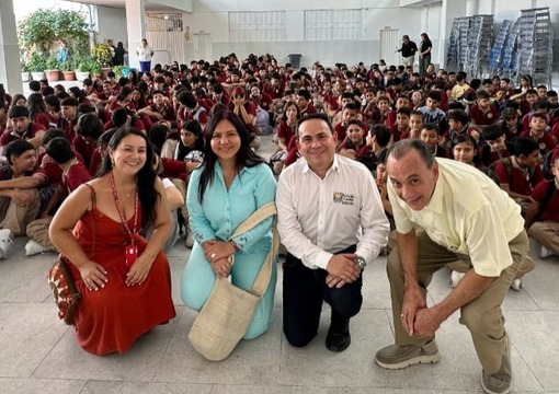 inicio de clases con estudiantes y docentes