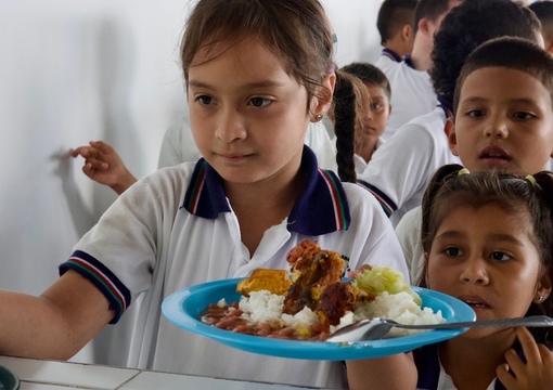 estudiantes recibiendo alimentacion escolar