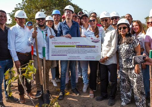 Ministro Daniel Rojas, Viceministro de Educación Superior Ricardo Moreno, estudiantes, obreros y rector de la Universidad del Atlántico en Soledad
