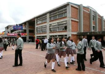 Cambios demográficos y educativos explican las dificultades de colegios privados en Colombia