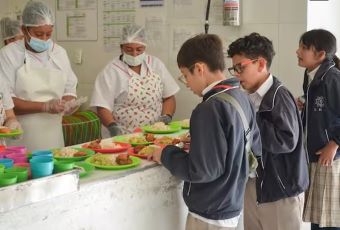 Desde el primer día de clases, estudiantes reciben el Programa de Alimentación Escolar en Sogamoso