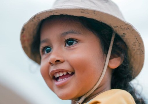 Niña sonriendo en primer plano
