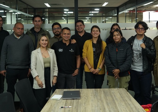 Fotografía oficial de la reunión con delegados del Ministerio, estudiantes y delegados del Distrito