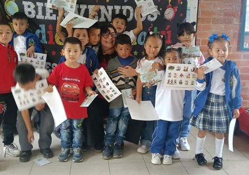 Niños felices en salón de clase