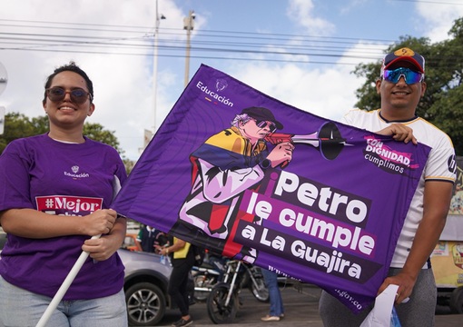 Portada dos personas con cartel que dice: Petro Le Cumple a La Guajira
