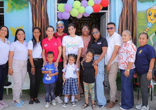 Docentes, directivos del Men y niños de Calamar - Bolívar