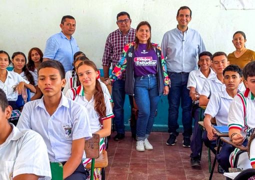 Foto de estudiantes, docentes y directivos en salón de clases en Sucre