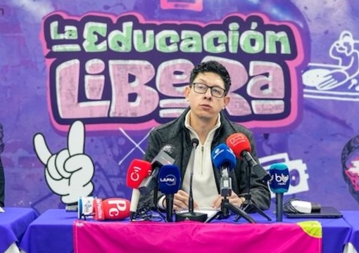 Foto de la rueda de prensa donde aparecen el ministro y la viceministra, junto al director del pae