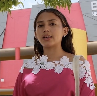 Arianna, estudiante wayuú del primer semestre del programa de Medicina en la Universidad de La Guajira, agradece al presidente Gustavo Petro