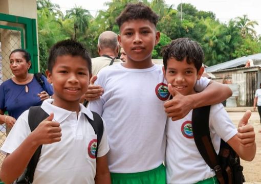 estudiantes de colegio de guainia llegando a clases
