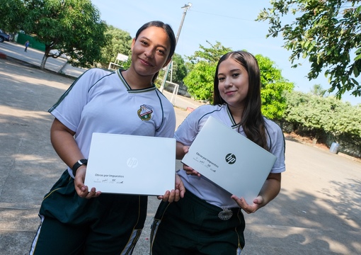 Estudiantes de Segovia Antioquia con computadores de de alto rendimiento del Mecanismo Obras por Impuestos.