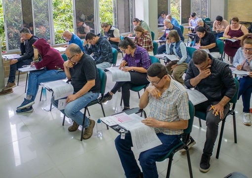docentes presentando la prueba de ascenso y reubicación salarial en  Colombia