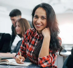 Trabajadores podrán estudiar pregrado con becas del 90 % en Colombia: fecha límite para aplicar