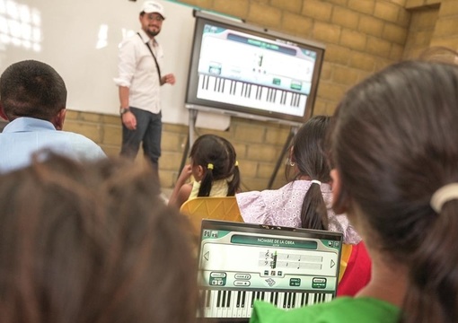 Niños Wayúu usando tecnología entregada por el Gobierno del Cambio