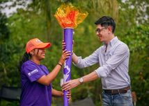 Ministro Daniel Rojas con estudiante pasando la antorcha de las Olimpiadas a estudiante
