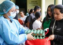 Manipuladoras de alimentos con el director de la UAPA y beneficiarios