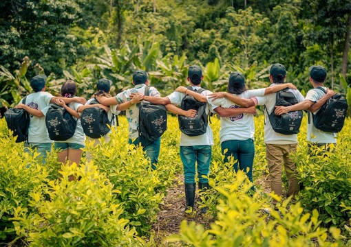 Jóvenes del Catatumbo estudiantes universitarios dando la espalda abrazados