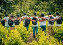 Jóvenes del Catatumbo estudiantes universitarios dando la espalda abrazados