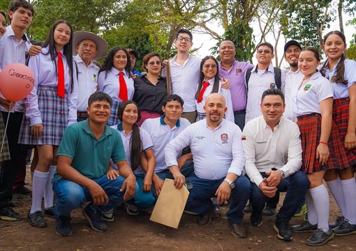 foto de ministro con comunidad educativa en arauca anunciando que saravena tendra un espacio universitario