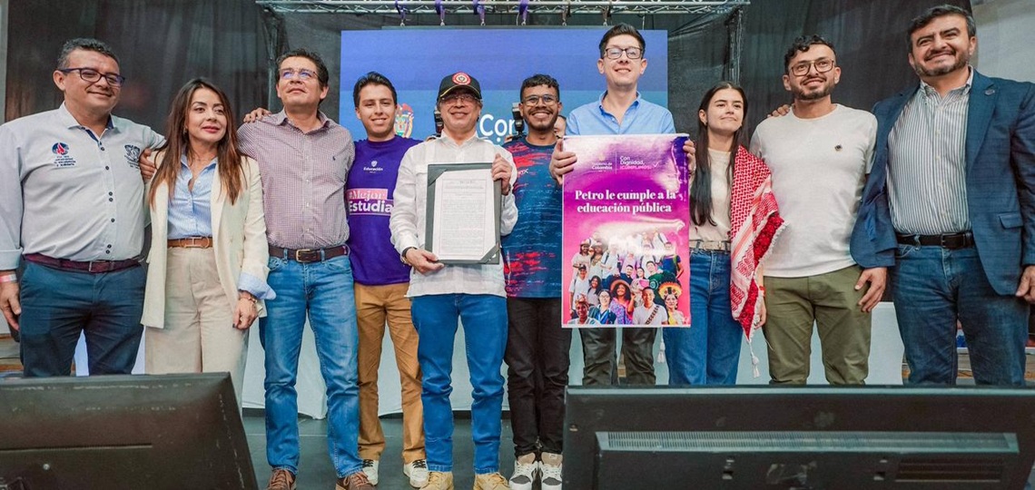 Presidente Petro y gabinete en la promulgación de la reforma financiera a la ley 30 de 1992