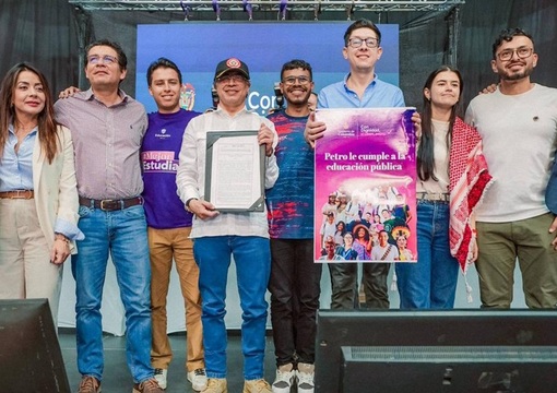 Presidente Petro y gabinete en la promulgación de la reforma financiera a la ley 30 de 1992