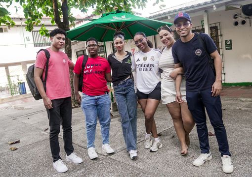 Foto de estudiantes adolescentes