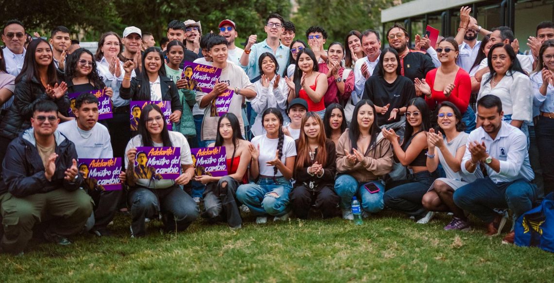 Ministro con estudiantes