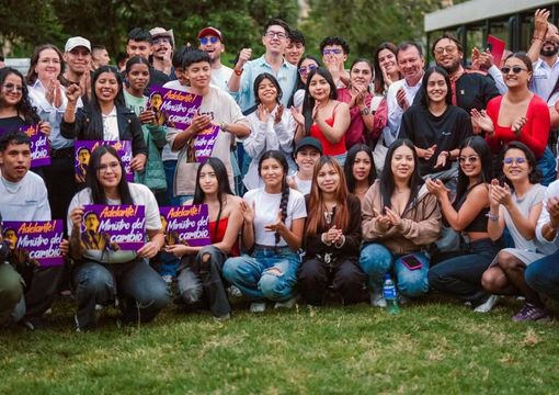 Ministro con estudiantes