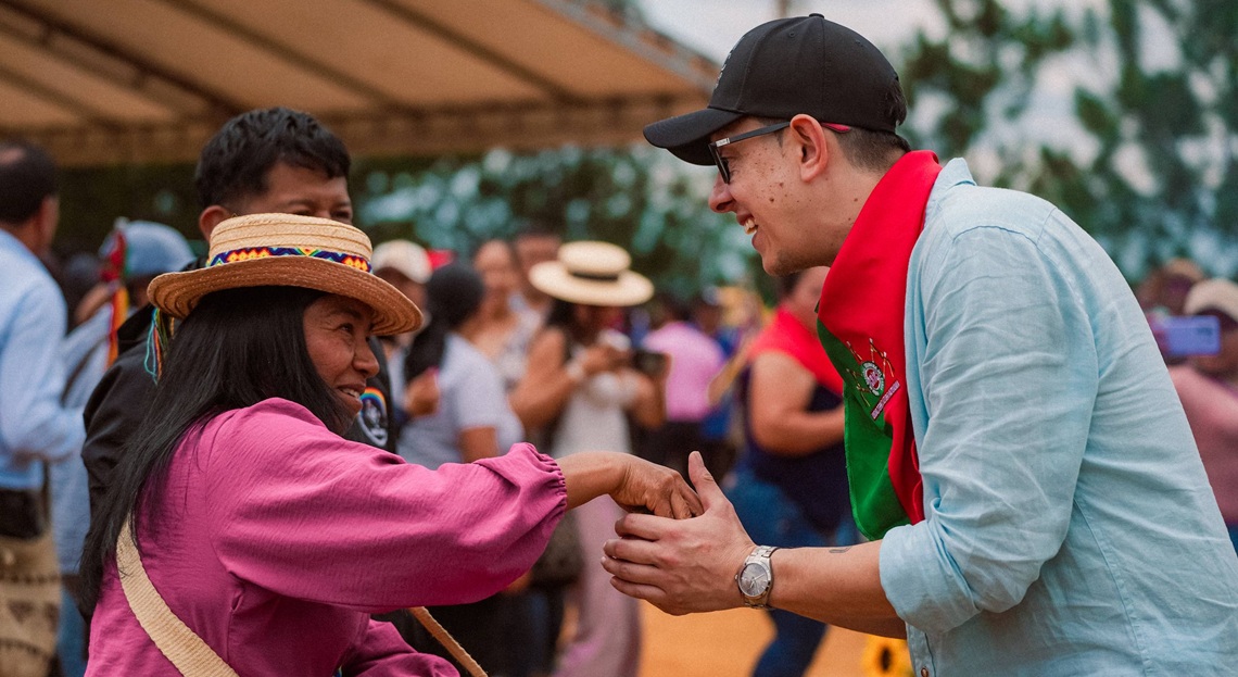 Ministro de Educación Daniel Rojas con Comunidades del Cauca