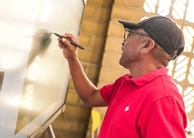 Maestro escribiendo en un tablero