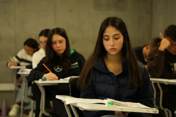 Estudiante revisa examen Estudiante revisa examen