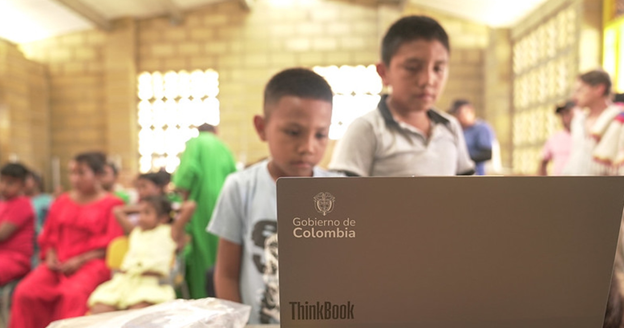 Niños al frente de un computador
