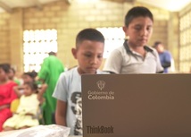 Niños al frente de un computador