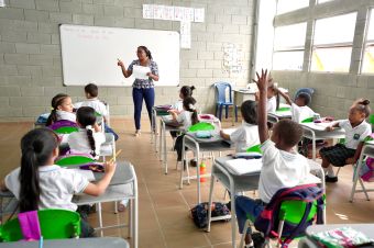 Gobierno garantiza estabilidad laboral para más de 9.000 docentes en Colombia