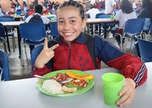 Niña sonriente en comedor escolar