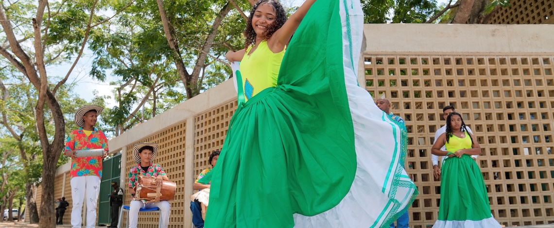 Foto de estudiante haciendo representacion de un baile tipico