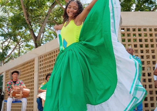 Foto de estudiante haciendo representacion de un baile tipico