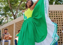 Foto de estudiante haciendo representacion de un baile tipico