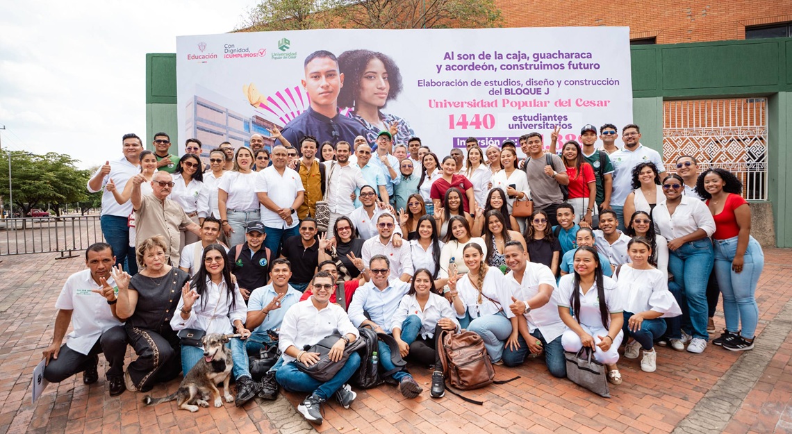 Ministro de Educación Daniel Rojas Medellín y jóvenes de la Universidad Popular del Cesar