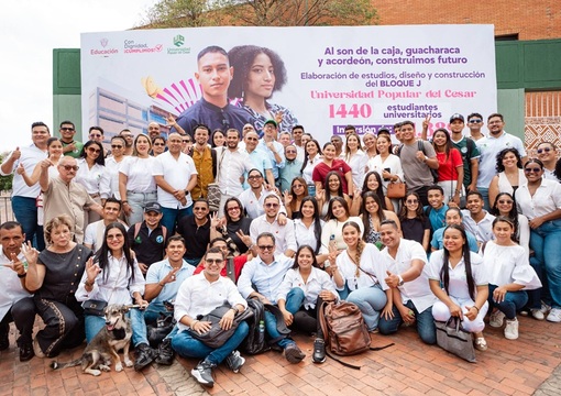 Ministro de Educación Daniel Rojas Medellín y jóvenes de la Universidad Popular del Cesar