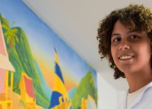 Joven pintando un mural del Ministerio de Educación Nacional