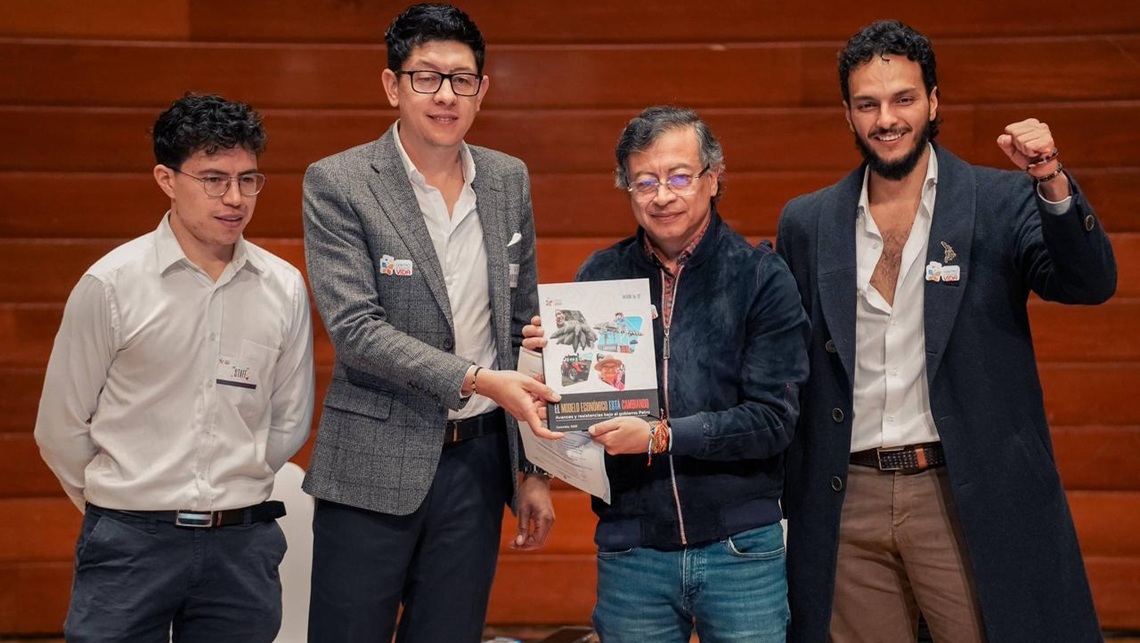 Presidente Gustavo Petro y el Ministro de Educación Daniel Rojas Medellín, en el foro “El modelo económico está cambiando. Avances y resistencias bajo el Gobierno Petro”