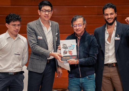 Presidente Gustavo Petro y el Ministro de Educación Daniel Rojas Medellín, en el foro “El modelo económico está cambiando. Avances y resistencias bajo el Gobierno Petro”